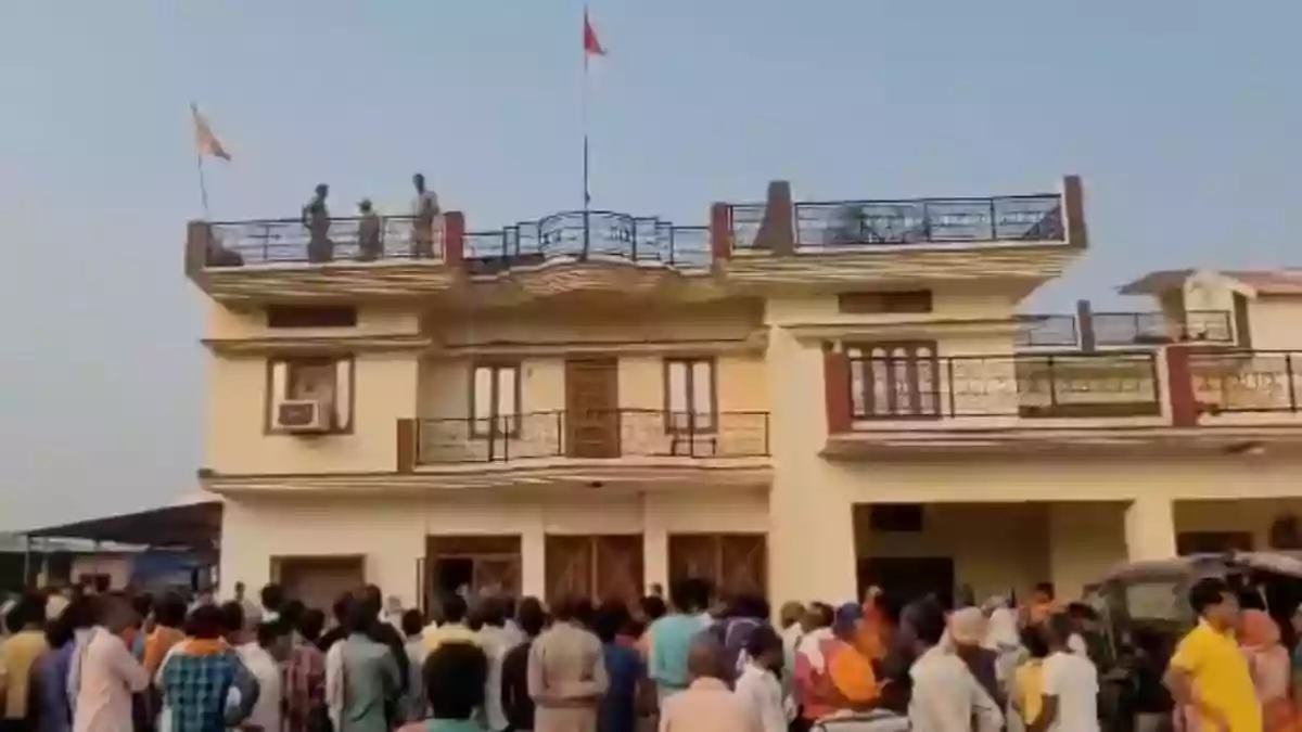 Man shoots mother, hammers wife, throws children off roof before suicide in UP