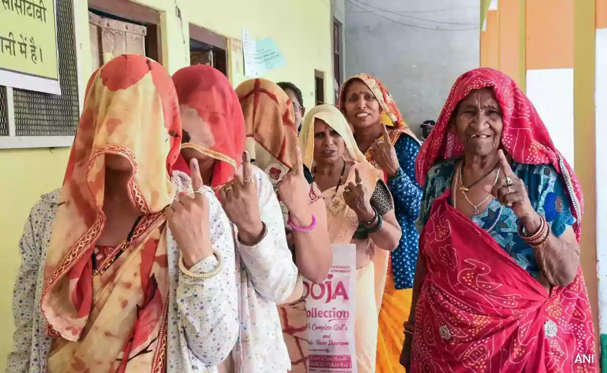 8 राज्यों की 49 सीटों पर मतदान जारी, 3 बजे तक 43.54 प्रतिशत हुई वोटिंग