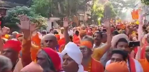 Thousand's of Monks rally in Kolkata condemning Mamata Banerjee's remarks; political tensions soar | Watch video