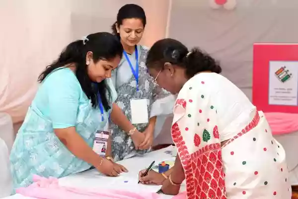 लोकसभा चुनाव: छठे चरण में 58.82 प्रतिशत मतदान, बंगाल में सर्वाधिक 77.99 प्रतिशत वोट पड़े