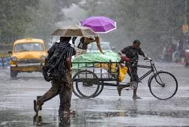 कोलकाता में भारी बारिश से जन जीवन बेहाल, घुटनों भर जमा पानी