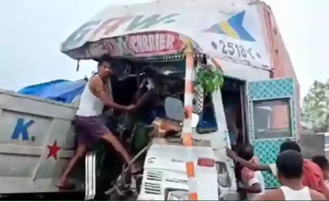 Dumper-trailer head-on collision kills 1 in Bengal