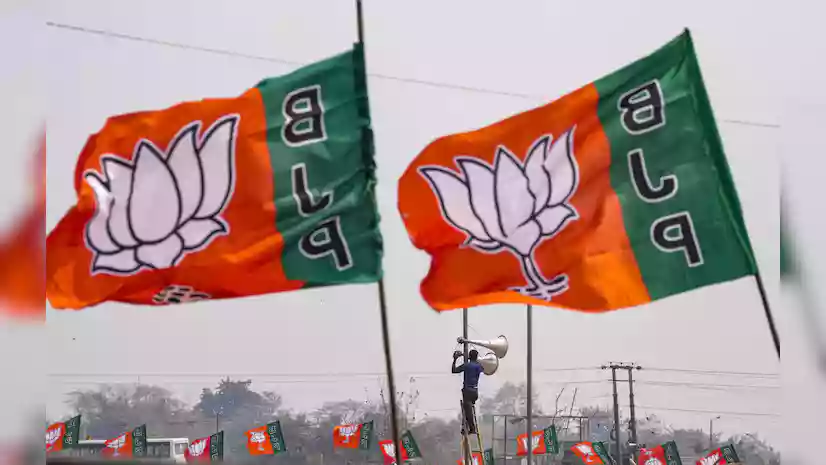 Violence erupts in Kolkata post-voting; BJP worker attacked