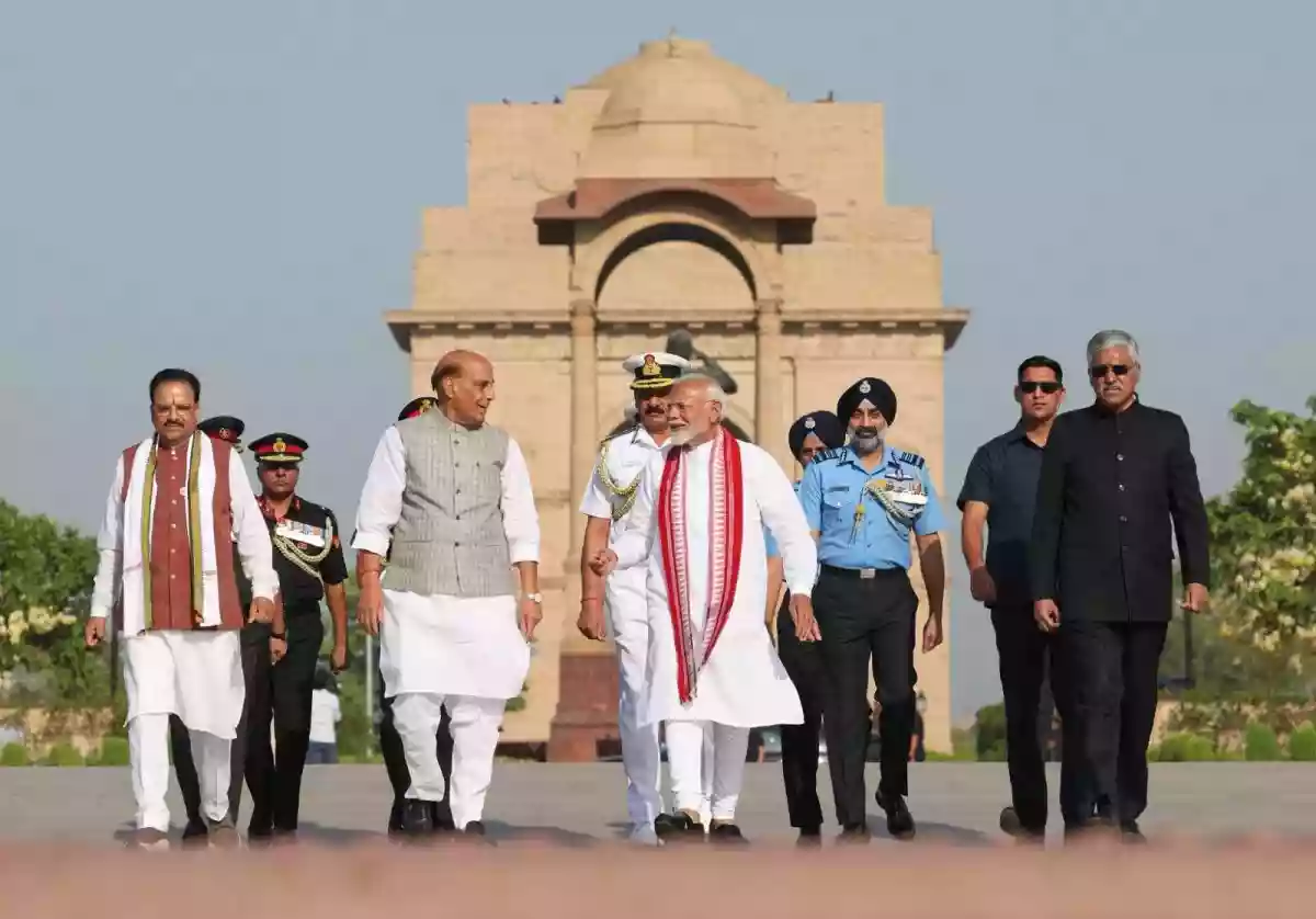 प्रधानमंत्री पद की शपथ से पहले नरेन्द्र मोदी ने देश के वीर जवानों को श्रद्धा सुमन अर्पित किए