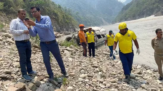 8 dead, 15 injured as tempo traveller falls into gorge in Uttarakhand