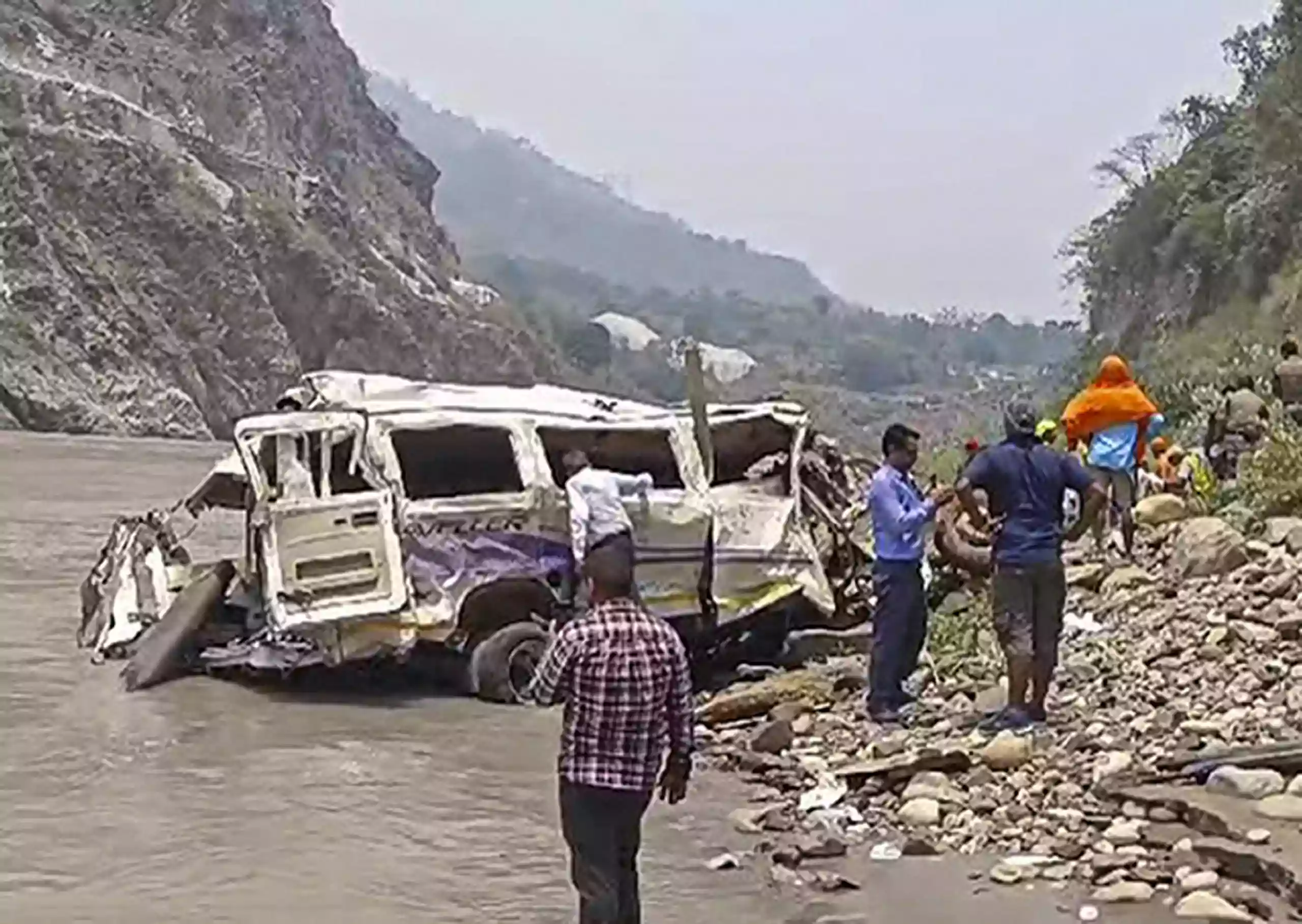  उत्तराखंड: टेम्पो ट्रैवलर अलकनंदा में गिरा, 12 की मौत, 14 घायल