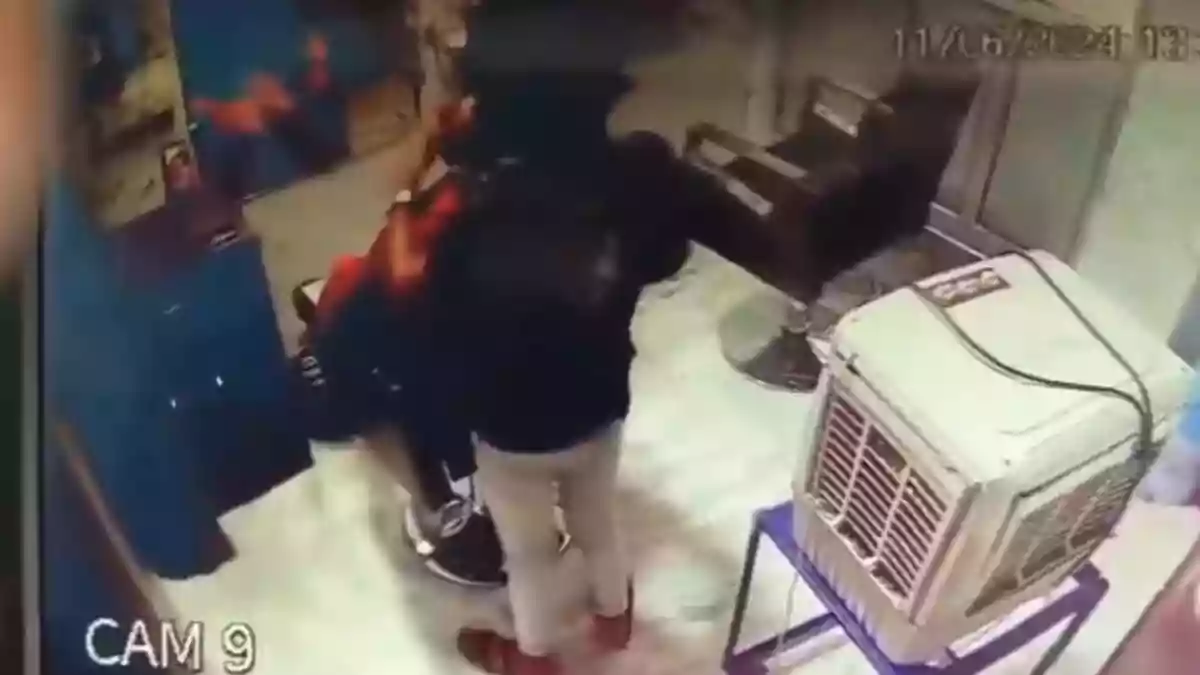 Salon employee spits on customer, caught on CCTV