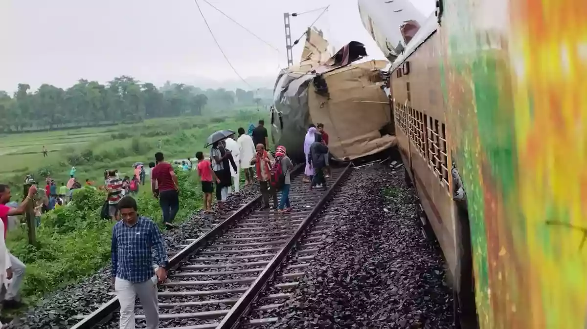 15 dead, 60 injured as goods train hits Kanchenjunga express