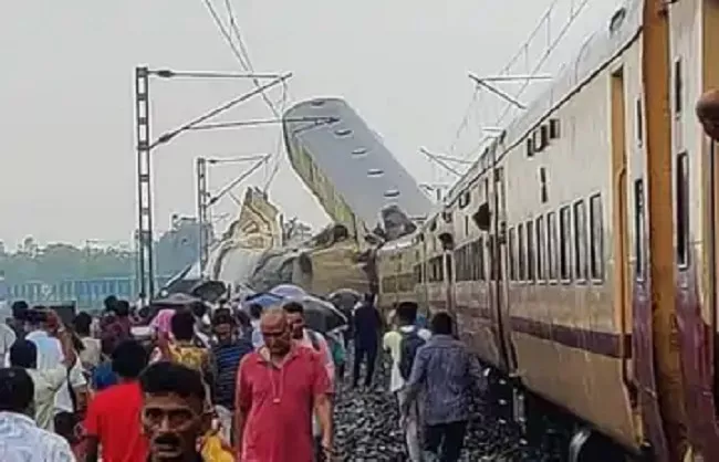 कंचनजंगा एक्सप्रेस हादसा : मरने वालों की संख्या 15 हुई, रेलवे ने जारी किये हेल्पलाइन नंबर