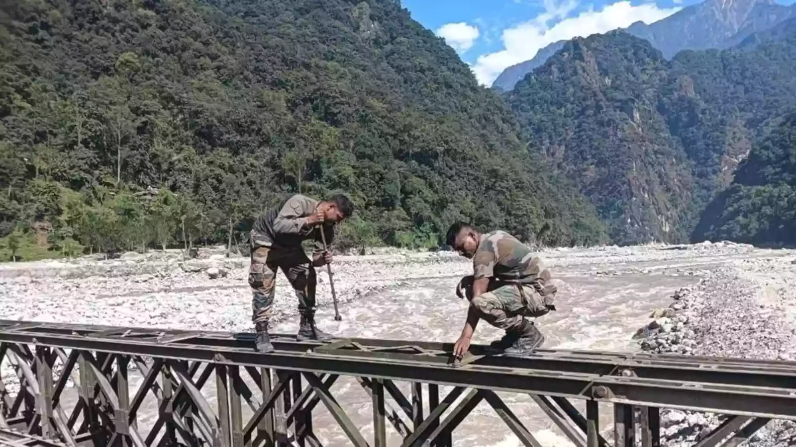  Indian army constructs rapid footbridge over flooded Teesta river
