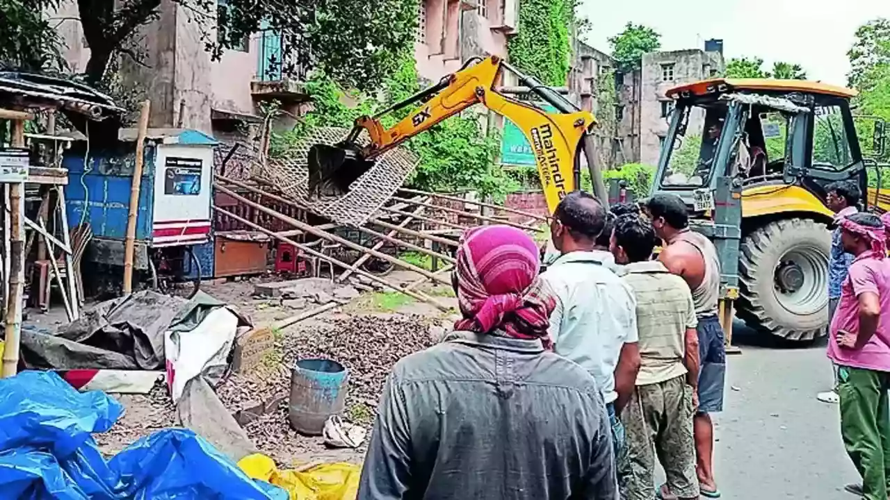 Clash in Newtown over demolition of illegal shops near Coal Bhawan