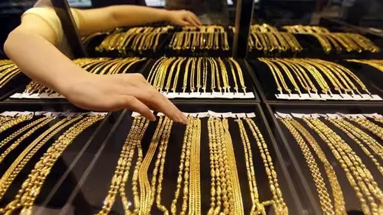 Gold necklace theft caught on CCTV in Howrah