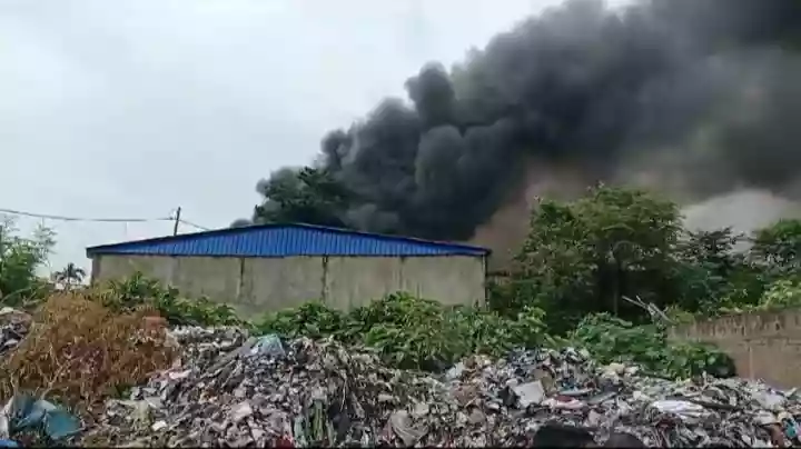 Fire breaks out in oil factory in Kolkata's Dhapa