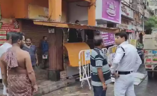 Officials order removal of temporary stalls in Bagbazar