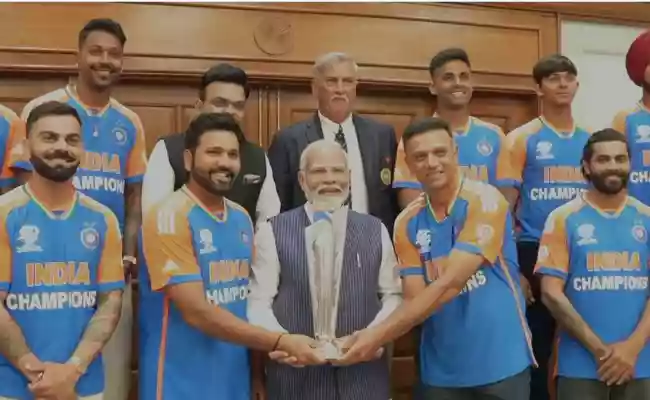 Team India meets PM Narendra Modi at his home | Watch