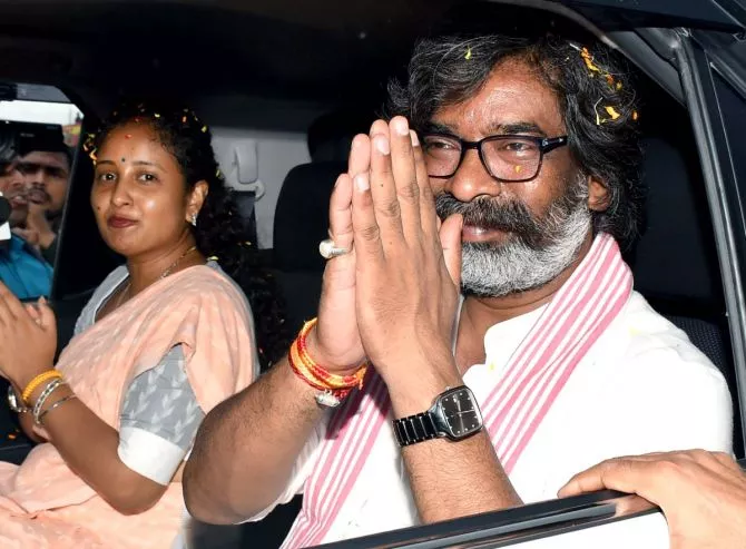  झारखंड के नए CM बने हेमंत सोरेन, राजभवन में मुख्यमंत्री पद की ली शपथ
