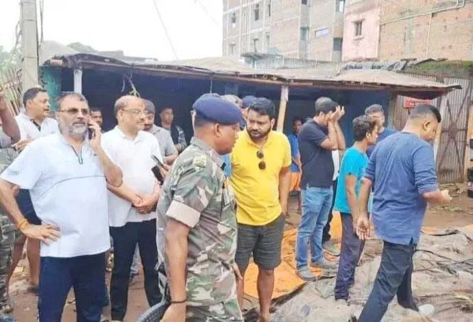  झारखंड के देवघर में तीन मंजिला पुरानी इमारत गिरी, तीन की मौत, चार को सुरक्षित निकाला