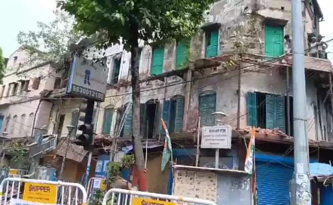 कालीघाट में गिरा पुरानी इमारत का हिस्सा, एक घायल