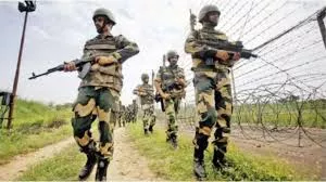 भारत-बांग्लादेश सीमा पर बीएसएफ ने घुसपैठ करते तीन बांग्लादेशी नागरिकों को पकड़ा