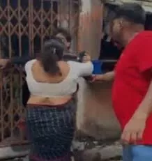 महिला तृणमूल पार्षद ने की युवा तृणमूल नेता की पिटाई, वीडियो वायरल