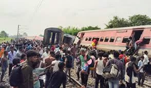 यूपी में रेल हादसा; चंडीगढ़ एक्सप्रेस के कई डिब्बे पटरी से उतरकर पलटे, चार की मौत,