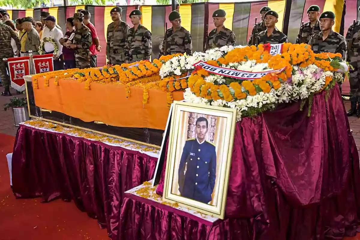 पंचतत्व में विलीन हुए बलिदानी ब्रिजेश थापा, पाकिस्तान मुर्दाबाद के नारे लगे