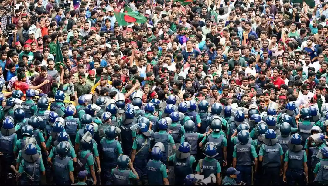 B'desh in complete chaos as 300 Indians return home; Protestors set free hundreds of prisoners