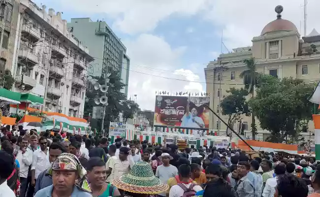 Lakhs of TMC supporters march to Dharmatala for Shaheed Diwas mega rally