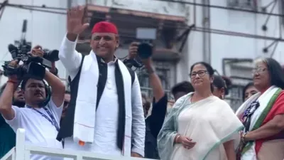ममता बनर्जी के मंच पर बोले अखिलेश यादव- केंद्र में नहीं टिकेगी एनडीए सरकार
