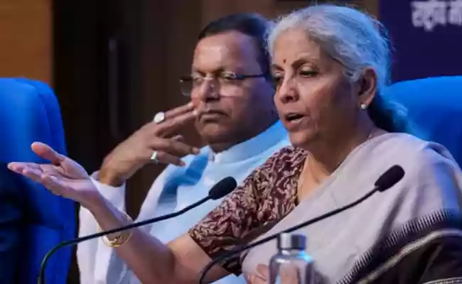 'बंगाल को अनदेखा' वाले आरोप पर वित्त मंत्री का पलटवार, केंद्रीय योजनाओं नहीं लागू होने का उठाया मुद्दा