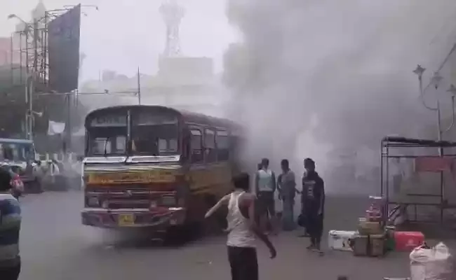 सीआर अवेन्यू-एमजी रोड क्रॉसिंग पर मिनीबस से निकला भारी धुंआ