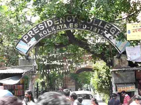 प्रेसिडेंसी यूनिवर्सिटी के छात्रों ने फीस वृद्धि के खिलाफ अनिश्चितकालीन धरना शुरू किया