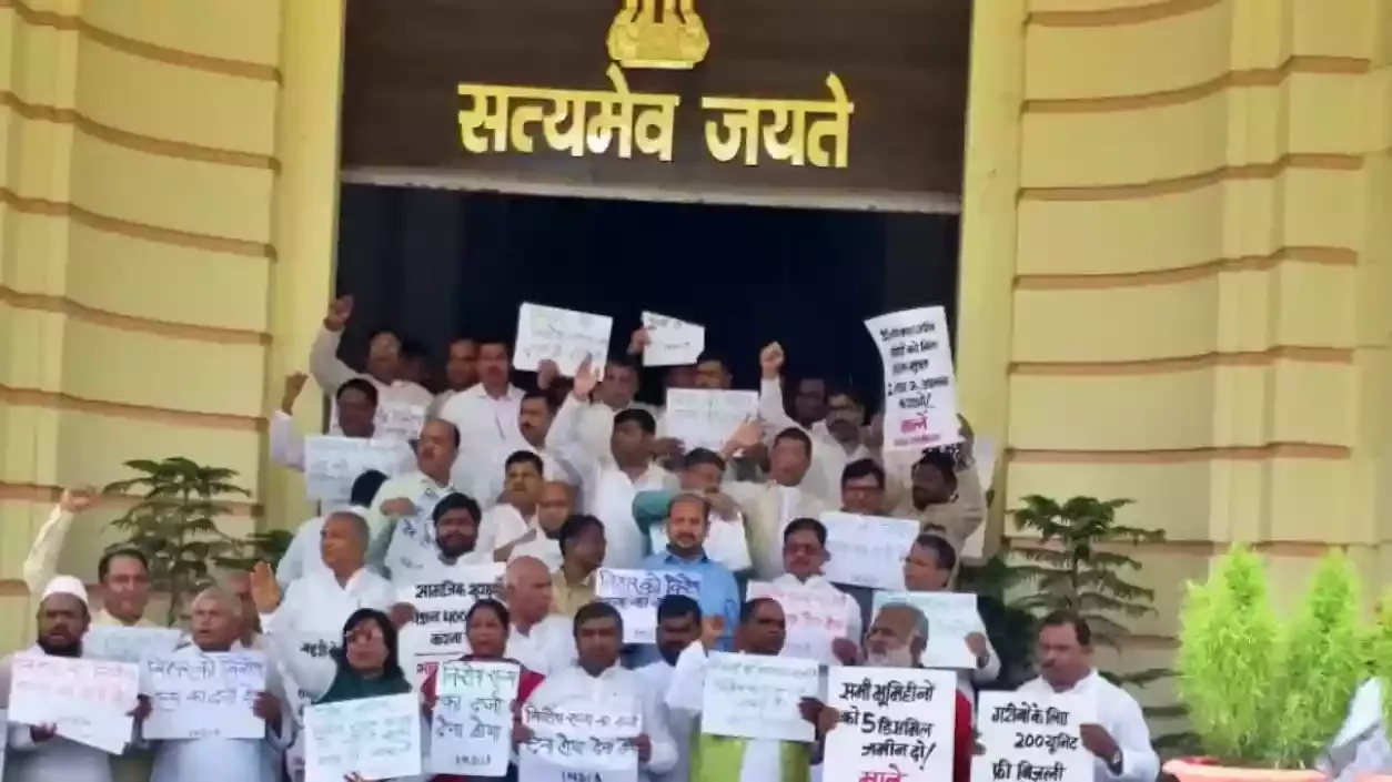 बिहार विधानसभा में विधायकों में मारपीट, टेबल पलटने की कोशिश