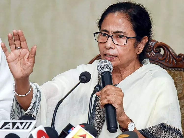  हाई कोर्ट का निर्देश- ममता बनर्जी कानून के दायरे में रहकर दे सकती हैं राज्यपाल पर बयान