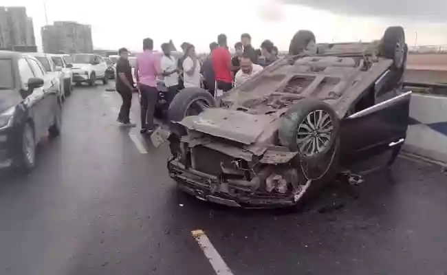 माँ फ्लाईओवर पर अनियंत्रित कार डिवाइडर से टकराकर पलटी
