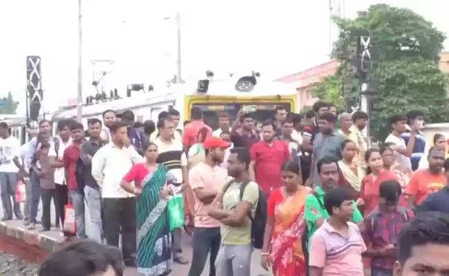 Passengers block train at Diamond Harbor station; protest over regular delays