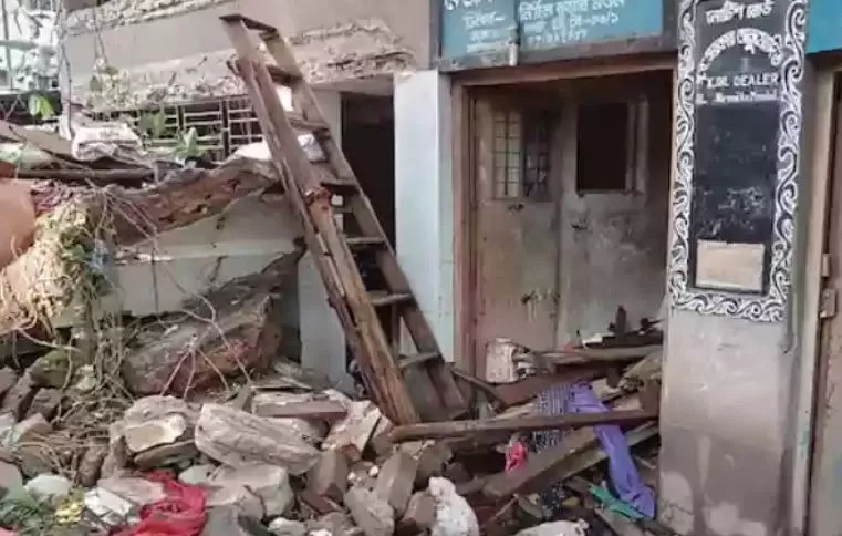 बागुइआटी में तीन मंजिला इमारत का एक हिस्सा गिरा, एक युवक की मौत, आठ घंटे बाद मलबे से निकाला शव