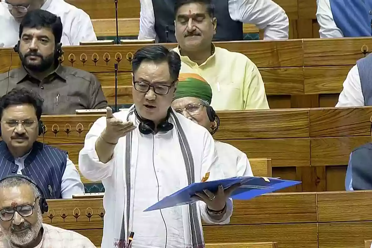 वक्फ विधेयक लोकसभा में पेश, संयुक्त संसदीय समिति को भेजने की सिफारिश