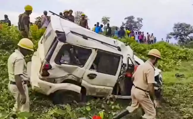 Speeding car hits group of Kawariyas in Bengal, 6 killed & 2 injured