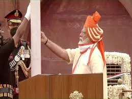 लाल किले की प्राचीर से 11वीं बार कल राष्ट्र को संबोधित करेंगे पीएम मोदी, हेलीकॉप्टर बरसाएंगे फूल
