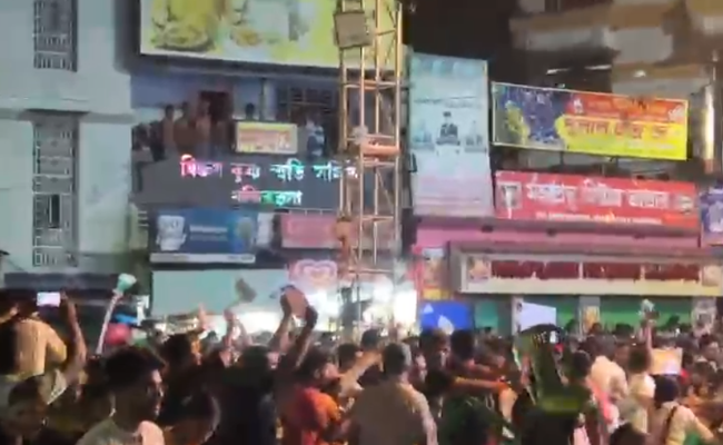 Protestors slam TMC program during protest rally, shut down mics & threw away chairs | Watch