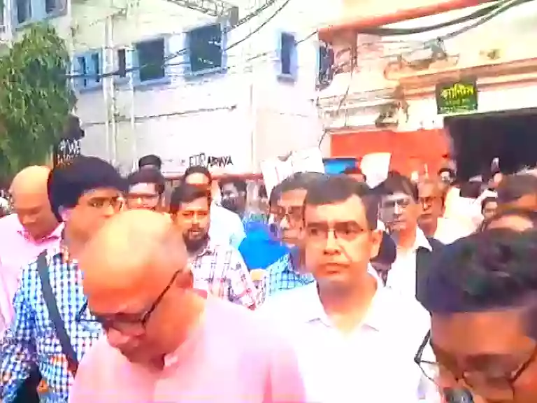 दो वरिष्ठ चिकित्सकों को नोटिस के खिलाफ सड़कों पर उतरे सैकड़ो डॉक्टर, लाल बाजार तक मार्च