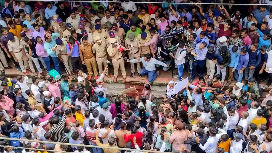 बदलापुर की घटना पर सीएम शिंदे गंभीर, फास्ट ट्रैक कोर्ट में केस चलाने का निर्देश