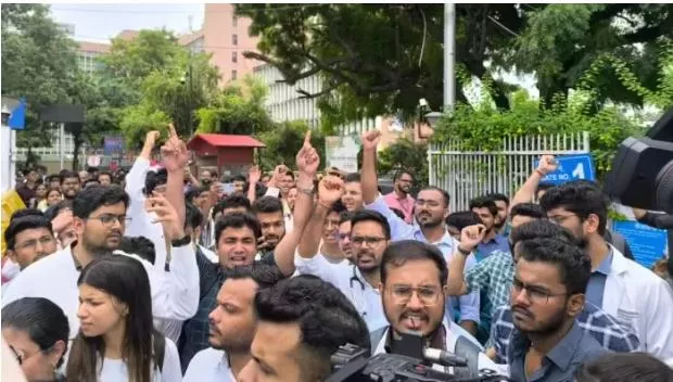 एम्स के निदेशक ने डॉक्टरों से काम पर वापस आने की अपील की, डॉक्टर्स अपनी मांगों पर अड़े