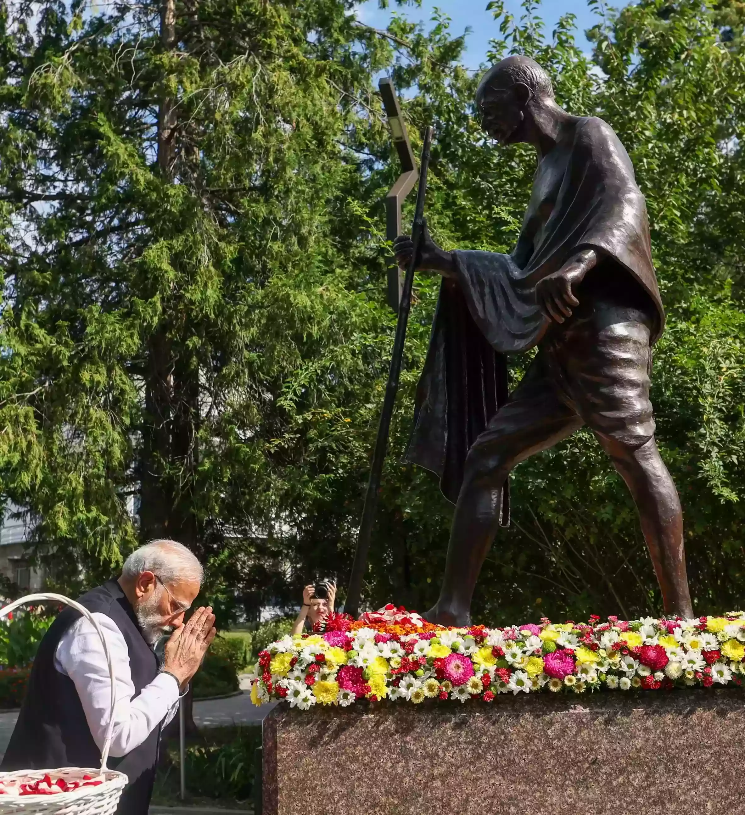 यूक्रेन पहुंचे प्रधानमंत्री मोदी, बापू को दी श्रद्धांजलि