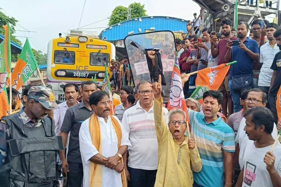 भाजपा के बंद से रेल यातायात प्रभावित, जगह-जगह रोकी गई ट्रेन