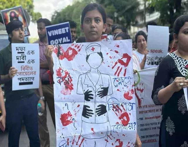 लालबाजार की ओर बढ़ा जूनियर डॉक्टरों का जुलूस, पुलिस आयुक्त के इस्तीफे की मांग पर लग रहे नारेबाजी