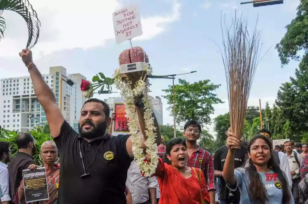 स्वास्थ्य भवन सफाई अभियान, बाहर धरने पर बैठे,  नबान्न की वार्ता का प्रस्ताव भी खारिज किया