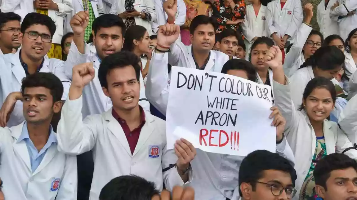 लाइव स्ट्रीमिंग पर अड़े जूनियर डॉक्टर, नवान्न पहुंचकर भी नहीं हुई बैठक