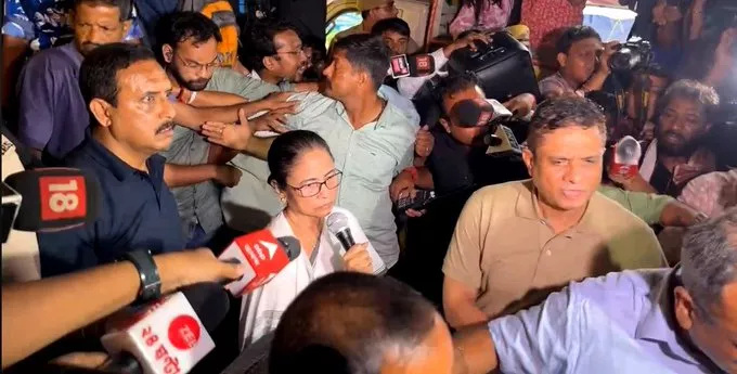 Mamata Banerjee reaches Swasthya Bhavan in a surprise visit to Junior Doctors | watch live